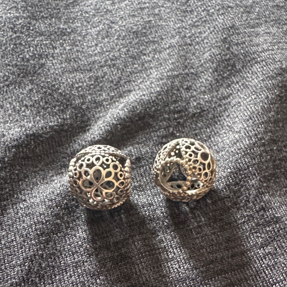 Pandora Silver Openwork Flower Charm
Retired Sterling Silver.
1 pz